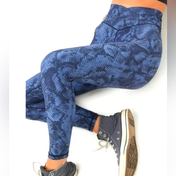 AERIE OFFLINE Real Me 7/8 Crossover Leggings In Blue Snake Print - Picture 2 of 4